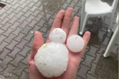 NJEMU NI NEVREME NE MOŽE DA POKVARI DAN! Evo kako je i zašta jedan čovek iz Priboja iskoristio ledenice grada, koje su danas potukle njegovo mesto! HIT NA MREŽAMA! (FOTO)