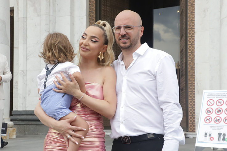 Maja sa suprugom i sinom