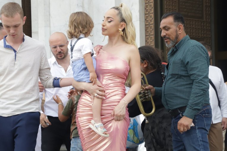 Maja sa suprugom i sinom