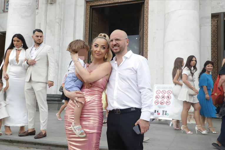 Maja sa suprugom i sinom