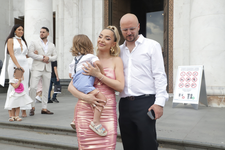 Maja sa suprugom i sinom