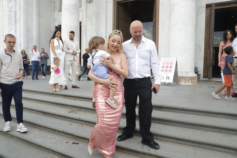 Maja sa suprugom i sinom