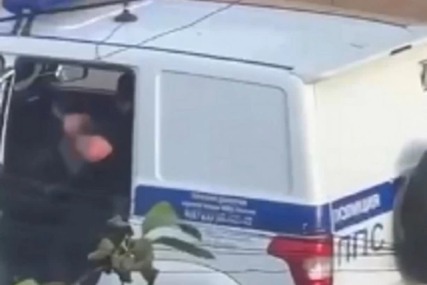 TERORISTI U DAGESTANU UHVAĆENI KAMEROM! Nadojeni mržnjom UBIJALI sve oko sebe! Vodi se KRVAVI RAT! (VIDEO)