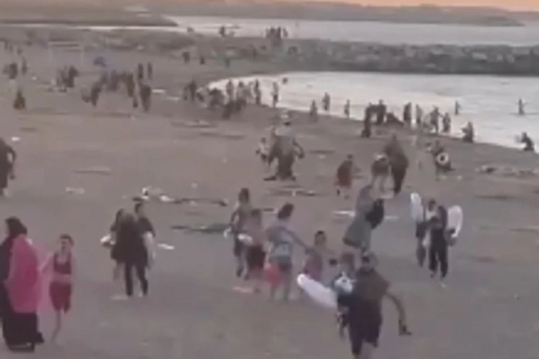 LJUDI SPASAVAJU GLAVE NA RAMENIMA, OPŠTA BEŽANIJA! Hvataju decu i trče, dok ruske snage jure teroriste na plaži Mahačkale! (VIDEO)