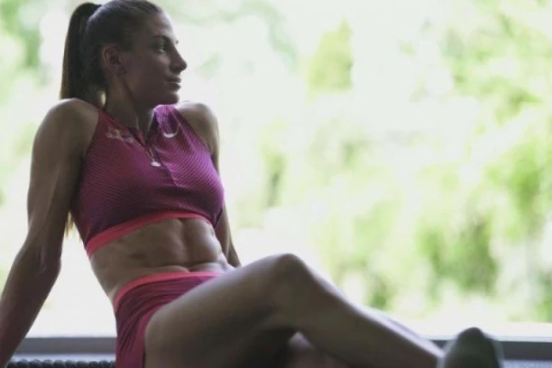 VOLIM TE! Ivana Španović blista NASMEJANA u zagrljaju OVOG muškarca! (FOTO)