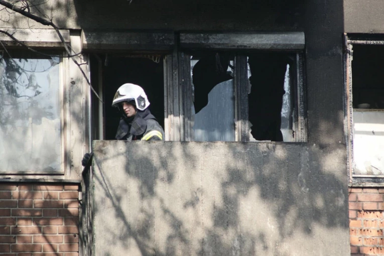 PRVI SNIMCI POŽARA NA NOVOM BEOGRADU: Plamen progutao kafić, a zatim zahvatio stanove! HAVARIJA kakva se ne pamti! (FOTO/VIDEO)