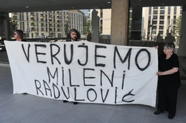 GLUMICA SA STOMAKOM DO ZUBA NA SUĐENJU MIKI ALEKSIĆU! Kolege pružaju podršku Mileni Radulović, evo ko je sve došao ispred suda! (FOTO)