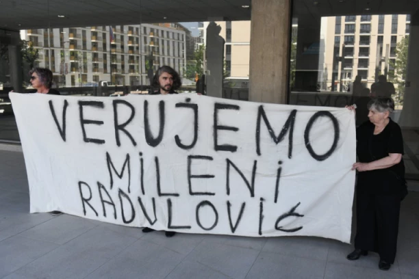 GLUMICA SA STOMAKOM DO ZUBA NA SUĐENJU MIKI ALEKSIĆU! Kolege pružaju podršku Mileni Radulović, evo ko je sve došao ispred suda! (FOTO)