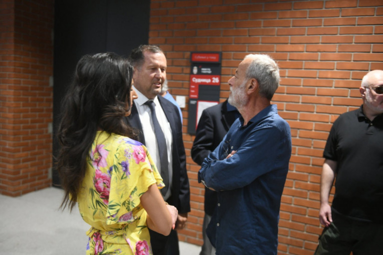 Suđenje učitelju glupe optuženom za seksualno uznemiravanje i silovanje