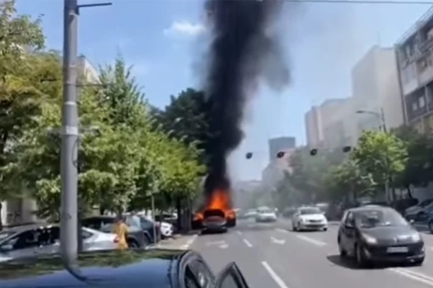 GORI KAO ŠIBICA! IZNENADA SE ZAPALIO AUTOMOBIL AMBASADORA MAROKA'!? Buktinja šokirala prolaznike! (VIDEO)