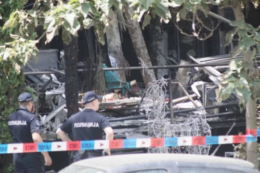 REPUBLIKA NA LICU MESTA! KOMŠIJA JE PODIGAO KREDIT ZA STAN I SVE IZGUBIO! Stanari izgorele zgrade na Novom Beogradu očajni, stavljena i policijska traka (FOTO)