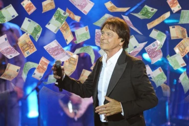 ČOLA ZA BLOK PESAMA UZEO 45.000 EVRA! Pevač se pojavio na jednom venčanju! Imao posebne zahteve za mladence i goste!