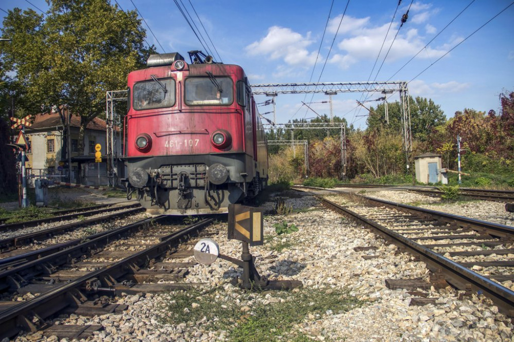 VOZ NA PRUZI BEOGRAD CENTAR - RAKOVICA STAJAO ČETIRI SATA: U vagonima ...