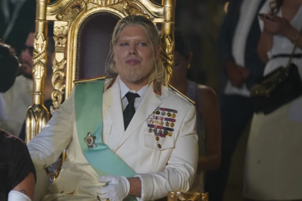 ŠTA MU JE TO NA NOGAMA?! Adam Adaktar za ove klompe dao ČITAVO BOGATSTVO, a svi ga prozivaju! (VIDEO)