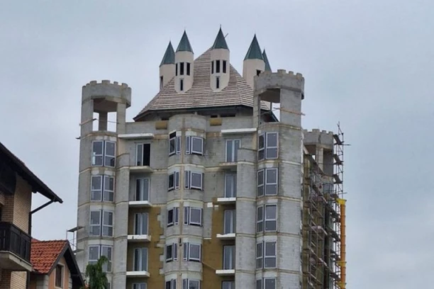 "ZGRADA, CRKVA ILI TVRĐAVA"?! Nadogradnja na Zlatiboru hit na mrežama! LJUDI UMIRU OD SMEHA: "Ako na vrhu ne živi princeza, ja drugog objašnjenja nemam"