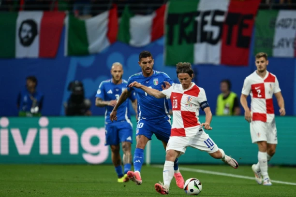 MODRIĆ I HRVATI NA KOLENIMA! ITALIJA U POSLEDNJEM MINUTU IZBACILA "VATRENE" SA EVROPSKOG PRVENSTVA! ZAVRŠNICA ZA INFARKT! Imamo konačan poredak Grupe B!