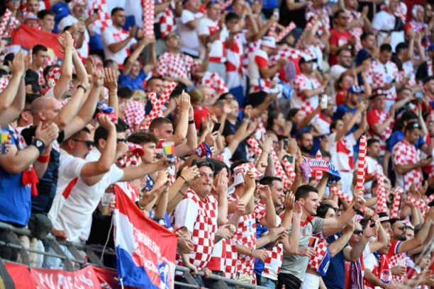 HRVATI UHVAĆENI U PREVARI! Domaćin ih odmah IZBACIO!