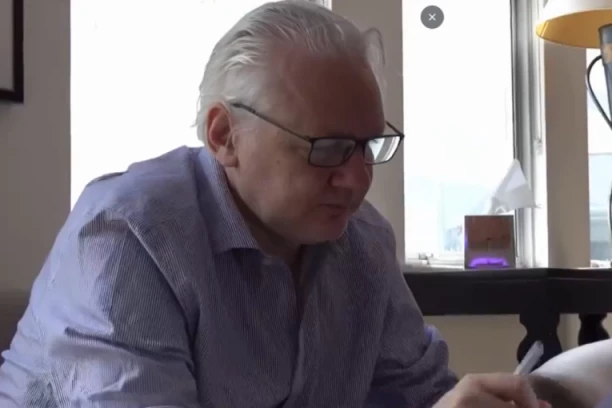 PRVI SNIMAK ASANŽA NA SLOBODI: Više od pet godina proveo u ćeliji 2x3 metra (VIDEO)