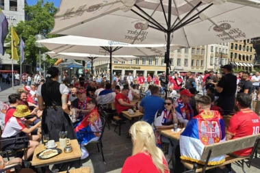 DANCI OSTALI U POTPUNOM ŠOKU KADA SU SRBI ZAGRMELI: Dobro poznata pesma odzvanja Marienplacom, rivalima PREOSTALO SAMO JEDNO