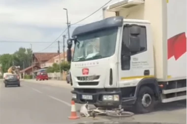 KAMIONDŽIJA OBORIO BICIKLISTU, VOZILO ZAVRŠILO ISPOD TOČKOVA: Drama u Kruševcu, policija na licu mesta! (VIDEO)