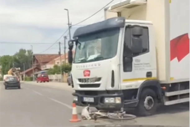 KAMIONDŽIJA OBORIO BICIKLISTU, VOZILO ZAVRŠILO ISPOD TOČKOVA: Drama u Kruševcu, policija na licu mesta! (VIDEO)