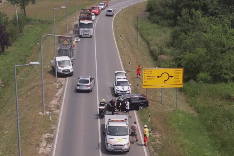 SUDAR KOD ČAČAKA NA AUTO-PUTU "MILOŠ VELIKI": Staklo i delovi vozila svuda po putu (FOTO)