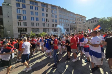 HAOS NA MARIENPLACU! SRPSKI NAVIJAČI SE POTUKLI SA POLICIJOM! IMA I KRVAVIH GLAVA! Letele flaše i baklje! (FOTO+VIDEO)
