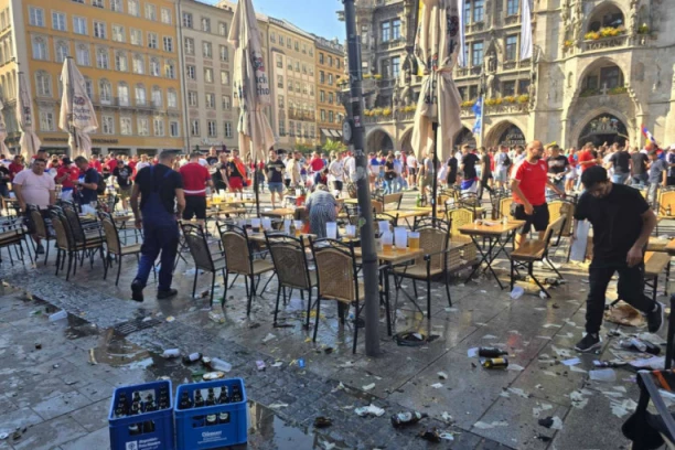 MARIENPLAC POTPUNO UNIŠTEN POSLE TUČE SRBA SA POLICIJOM! Evo KAKO izgleda centar Minhena (VIDEO+FOTO)