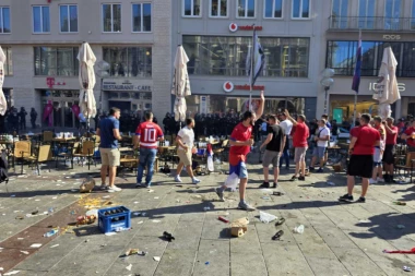 "REPUBLIKA" OTKRIVA! Evo kako je POČELA KRVAVA TUČA SA POLICIJOM na Marienplacu! (VIDEO)