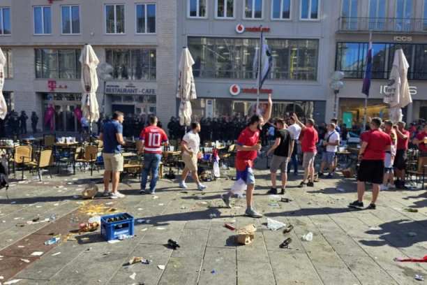 "REPUBLIKA" OTKRIVA! Evo kako je POČELA KRVAVA TUČA SA POLICIJOM na Marienplacu! (VIDEO)