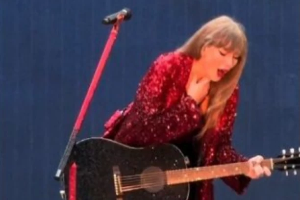 POPULARNA PEVAČICA USRED KONCERTA POČELA DA SE GUŠI: Kamera zabeležila INCIDENT koji ježi do kostiju (VIDEO)