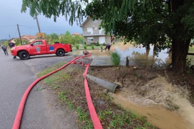 ANGAŽOVANI PRIPADNICI MUP-A! Nevreme napravilo pometnju: Opštinskim štabovima naloženo da preuzmu sve potrebne mere - MOŽE BITI VRLO OPASNO!