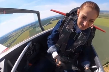 DRAMA NA NEBU! Usred leta joj se otvorio poklopac kabine: Nikom nije jasno kako je OVO PREŽIVELA (VIDEO)