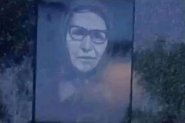 "ŠTA NJIH BRIGA KAD ĆU JA DA MREM?" Slika spomenika baka Zorke zapalila društvene mreže - evo kako je prevarila i grobare i smrt! (FOTO)