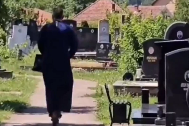 SVEŠTENIK TESTIRAO ELEKTRIČNI TROTINET PO GROBLJU: Izazvao buru komentara na društvenim mrežama (VIDEO)