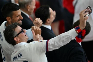 NIJE SAMO NOVAK! Evo koje sve POZNATE face BODRE Srbiju s tribina! Tu je i strelac POSLEDNJEG gola za "ORLOVE" na VELIKIM takmičenjima! (FOTO)