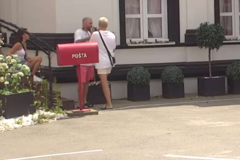 Miona Jovanović drži pismo u ruci, Nenad Aleksić Ša ga cepa