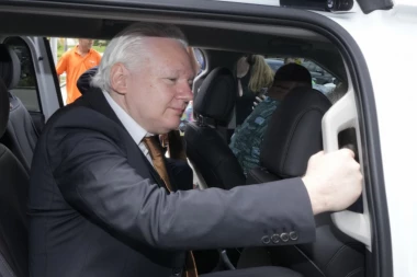 EVO KAKO DANAS IZGLEDA ASANŽ! Prve slike osnivača Vikiliksa na slobodi! (FOTO)