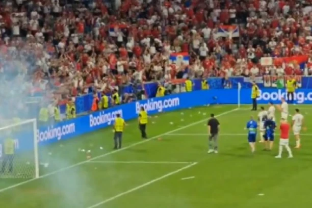 NAVIJAČI SU REKLI SVOJE: Umesto pozdrava, psovke, čaše i flaše! Neprijatne scene na minhenskom stadionu! (VIDEO)