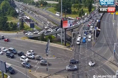 KOLONE NA MOSTOVIMA I NA AUTO-PUTU! Evo kakvo je stanje na ulicama prestonice ovog jutra! (FOTO)