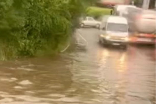 KRITIČNO U ARILJU! ULICAMA TEKU POTOCI, AUTOMOBILI MILE! Nevreme pravi haos!