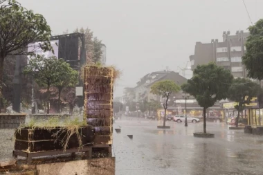OLUJA SE OBRUŠILA NA NOVI PAZAR! Voda se izlila po ulicama, stabla čupana iz korena...! TRAGEDIJA ZA DLAKU IZBEGNUTA! (FOTO)