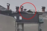 POPEO SE NA KROV ZGRADE DOK OLUJA NOSI SVE PRED SOBOM! Čovek iz Kragujevca sve zaprepastio svojim postupkom! (VIDEO)