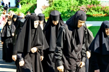 NARODNE ZABLUDE I DUHOVNE ISTINE: Zašto se monahinjama ne ljubi ruka?