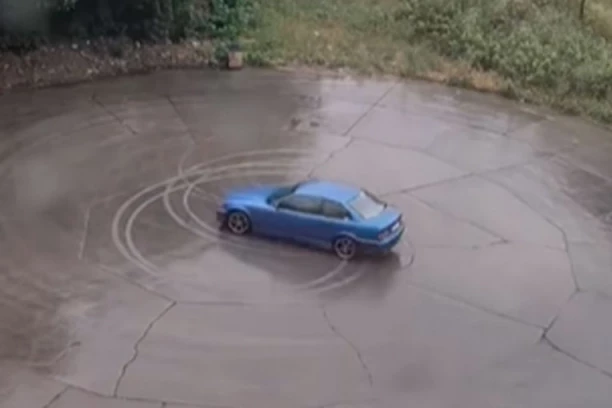 ČOVEK MESECIMA DIVLJAČKOM VOŽNJOM UGROŽAVA ŽIVOTE LJUDI U NASELJU STEPA STEPANOVIĆ! Konačno uhvaćen kamerom kako driftuje i luduje za volanom! NEVEROVATNO ŠTA RADI! (VIDEO)