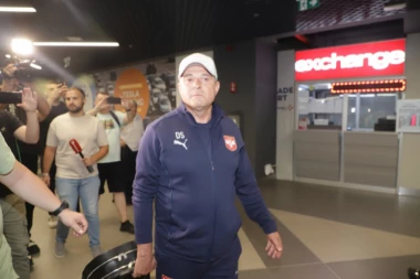 POGLED U DALJINU I ZABRINUTA FACA! Evo kako je Piksi izgledao na aerodromu nakon što su "orlovi" sleteli - SELEKTOR I SAM SVESTAN DA JE RAZOČARAO NAVIJAČE! (FOTO)