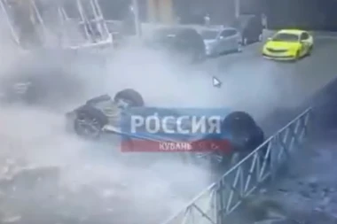 SLETEO AUTOMOBILOM SA TREĆEG SPRATA TRŽNOG CENTRA: Muškarac, ljubavnica i njen sin poginuli na licu mesta, strašna istina isplivala na videlo (VIDEO)