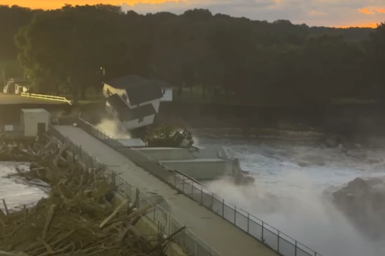KUĆA SA LITICE PALA U REKU: Objavljen dramatičan snimak incidenta (VIDEO)