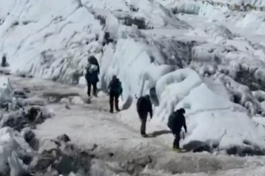 TOPLJENJE SNEGA I LEDA OTKRILO NEVIĐEN UŽAS: U toku uklanjanje tela stradalih alpinista, jedno se sastojalo samo od skeletnih ostataka (VIDEO)