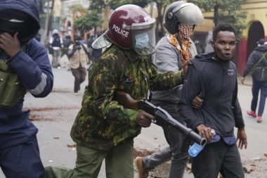 NE SMIRUJE SE BES DEMONSTRANATA: Obećanje predsednika nije bilo dovoljno, policija koristila gumene metke i suzavac (VIDEO)